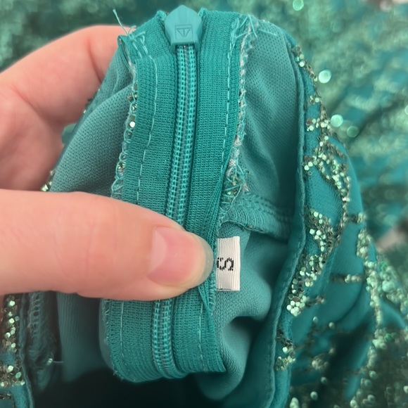 MAKE AN OFFER!! Elegant Emerald Green Mermaid Fit Dress - Picture 9 of 10